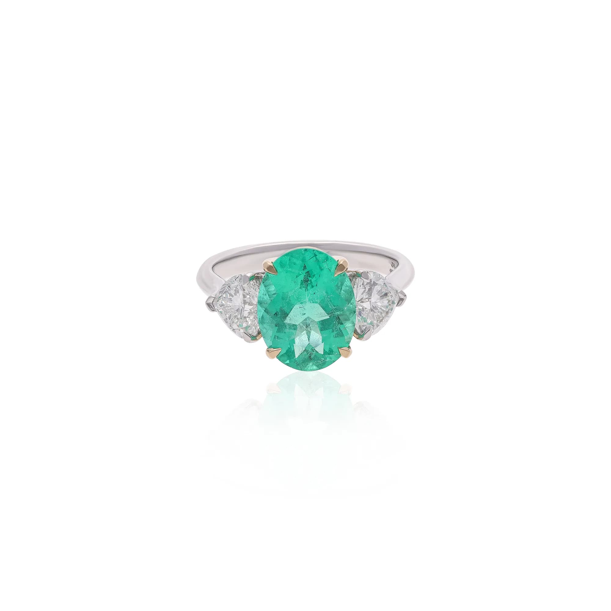 Anillo de oro blanco 18K con un berilo verde ovalado entre diamantes talla pera