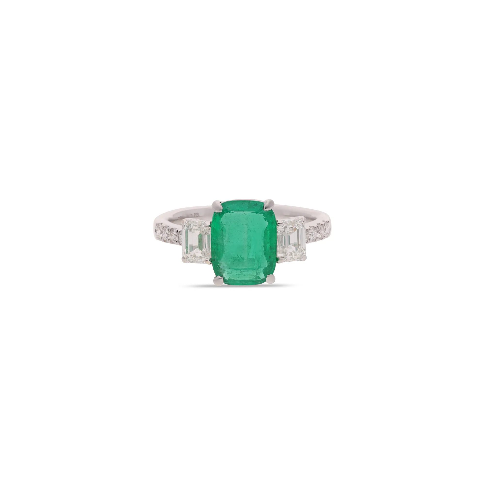 Anillo de oro blanco 18K con una esmeralda talla esmeralda entre diamantes talla escalonada