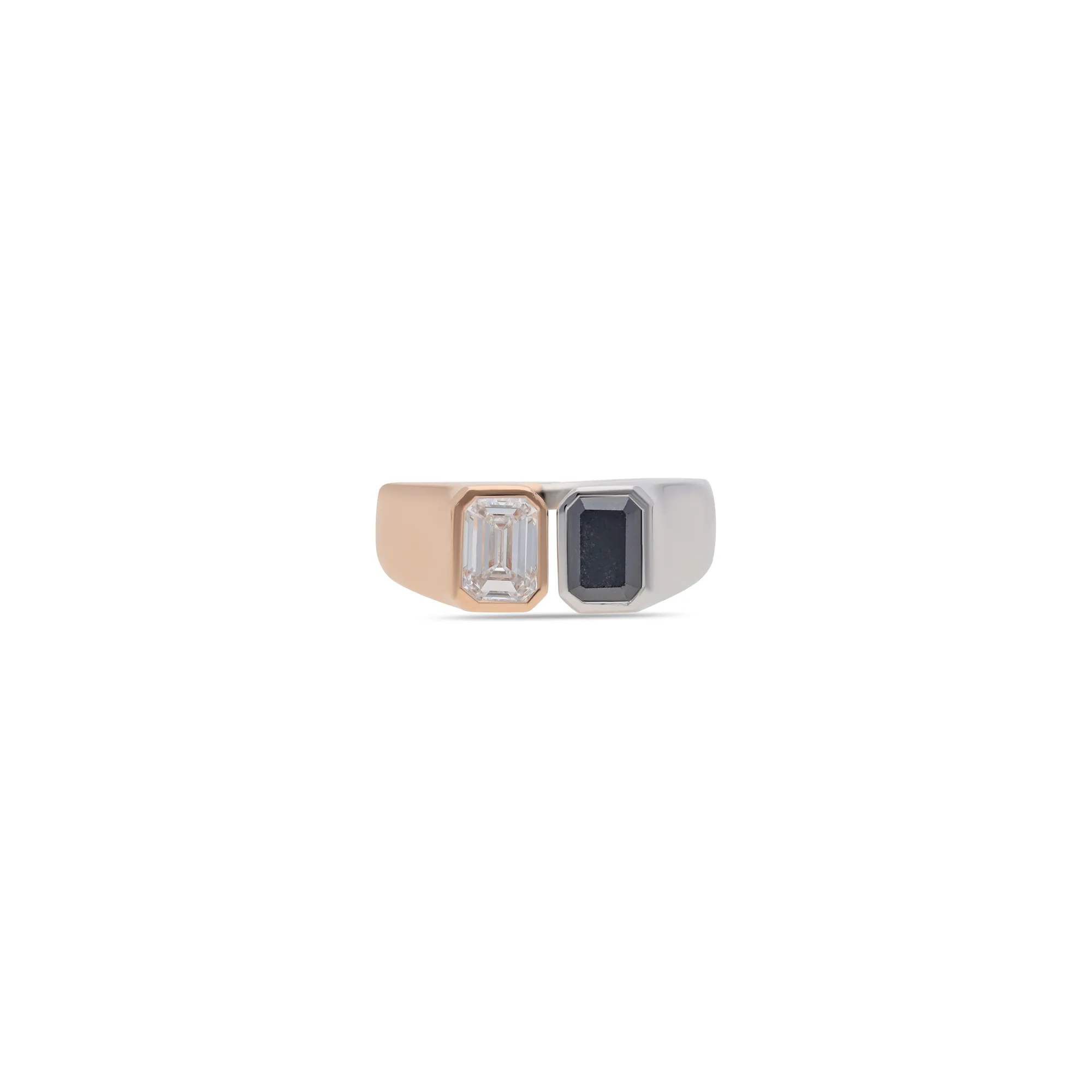 Anillo de oro rosa y blanco 18K con un diamante baguette junto a una piedra oscura talla escalonada