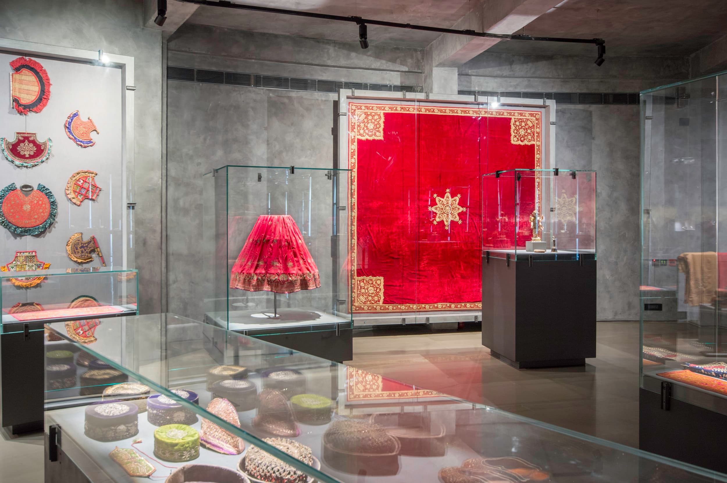 Una vitrina iluminada en el Museo Gyan, Jaipur
