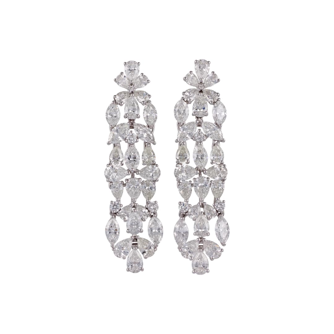 Aretes candelabro de oro blanco con niveles de diamantes pera y marquesa