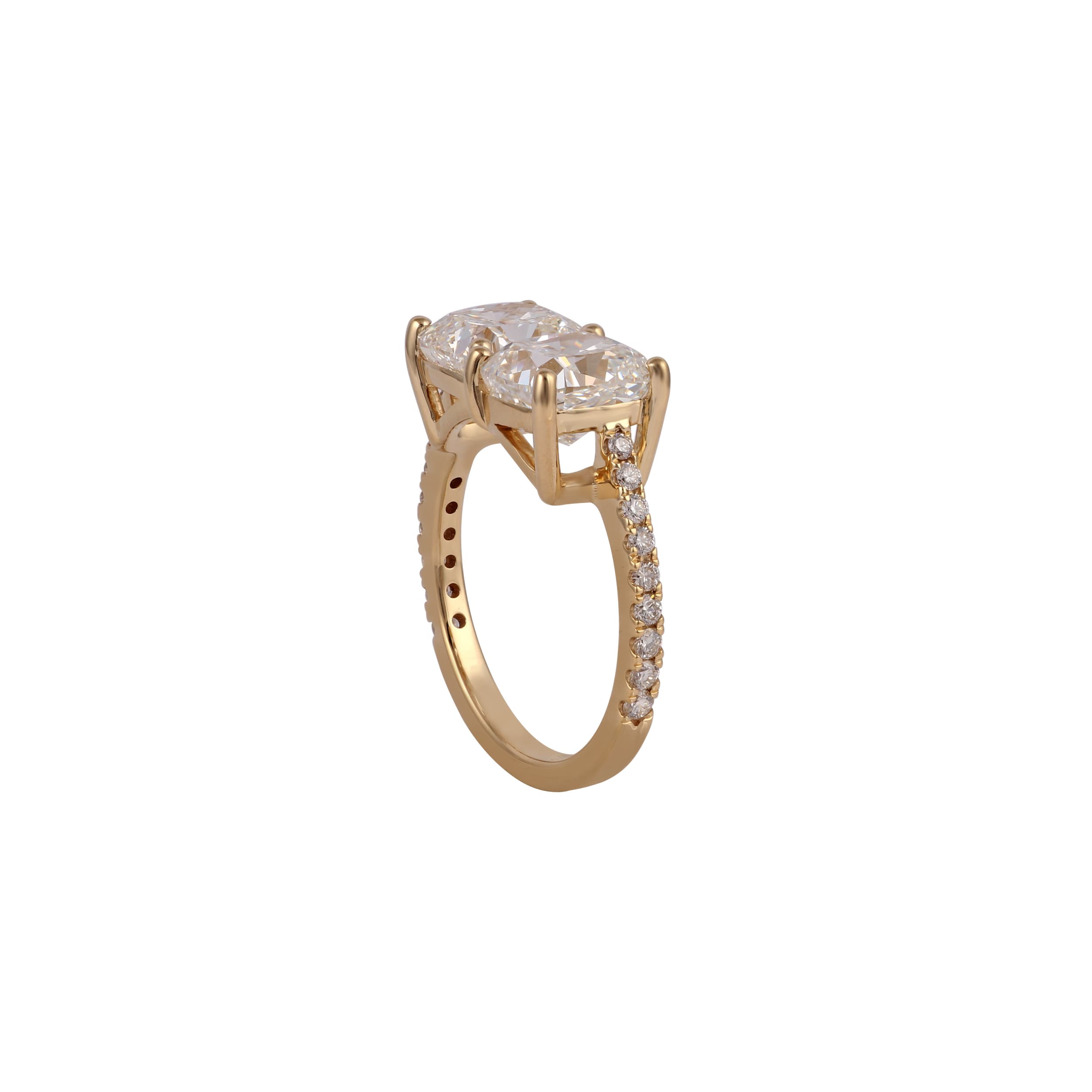 Anillo de oro amarillo con dos diamantes de talla cojín engastados en paralelo sobre un aro con pavé