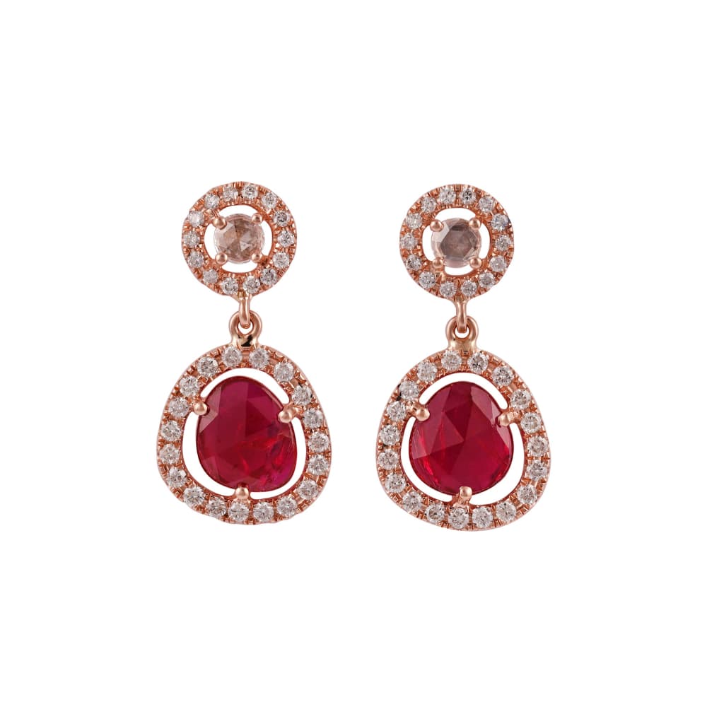 Aretes colgantes de oro rosa con rubíes de talla rosa enmarcados por diamantes redondos