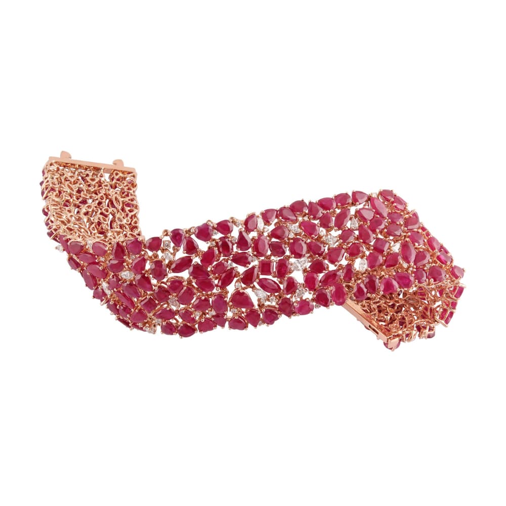 Pulsera ancha de oro rosa cuajada de rubíes de tallas mezcladas y diamantes redondos dispersos