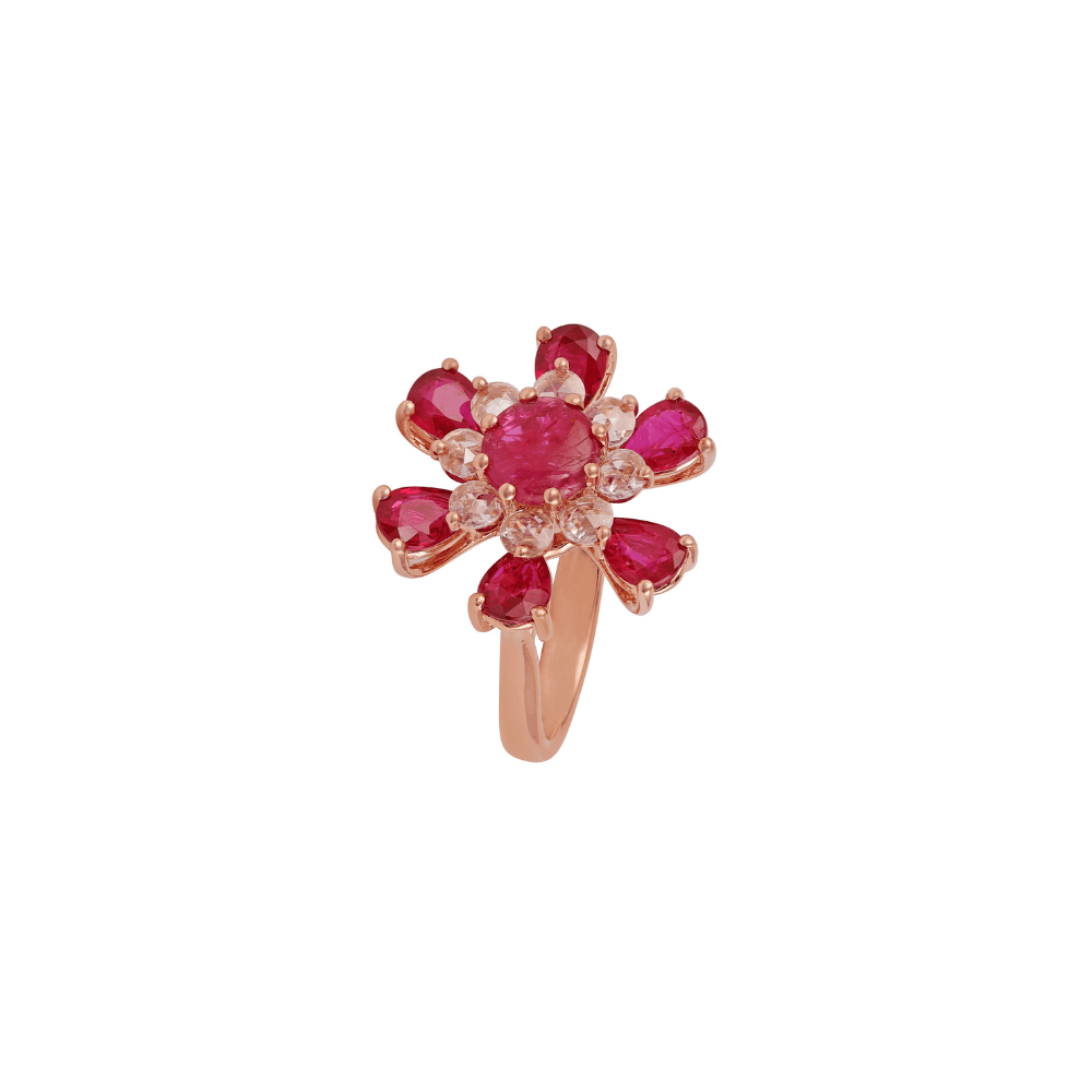 Anillo flor de oro rosa con pétalos de rubí pera, diamantes de talla rosa y un rubí ovalado central