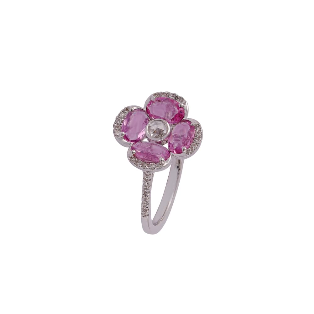 Anillo flor de oro blanco con cuatro pétalos de zafiro rosa ovalado y un diamante de talla rosa en el centro