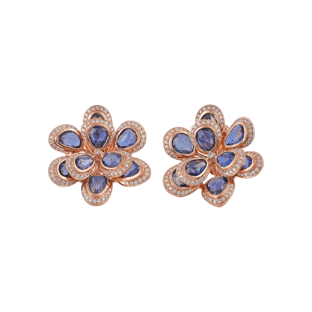 Aretes flor de oro rosa con pétalos superpuestos de zafiro azul de talla rosa contorneados en diamantes