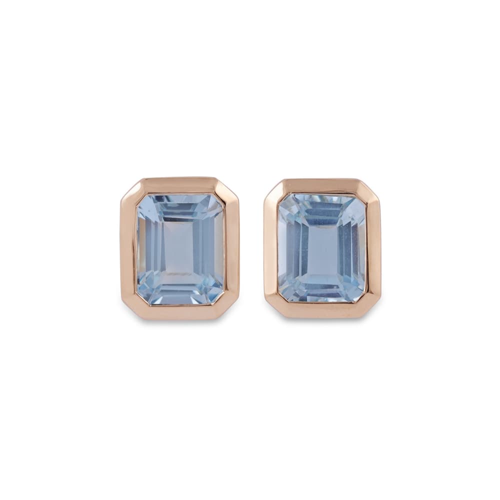 Broqueles de oro rosa con piedras azul pálido de talla esmeralda en biseles gruesos de esquinas cortadas