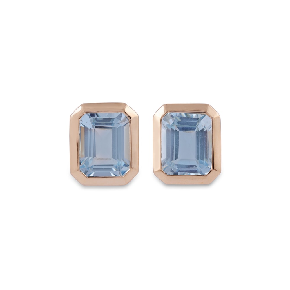 Broqueles de oro rosa con piedras azul pálido de talla esmeralda en biseles gruesos de esquinas cortadas