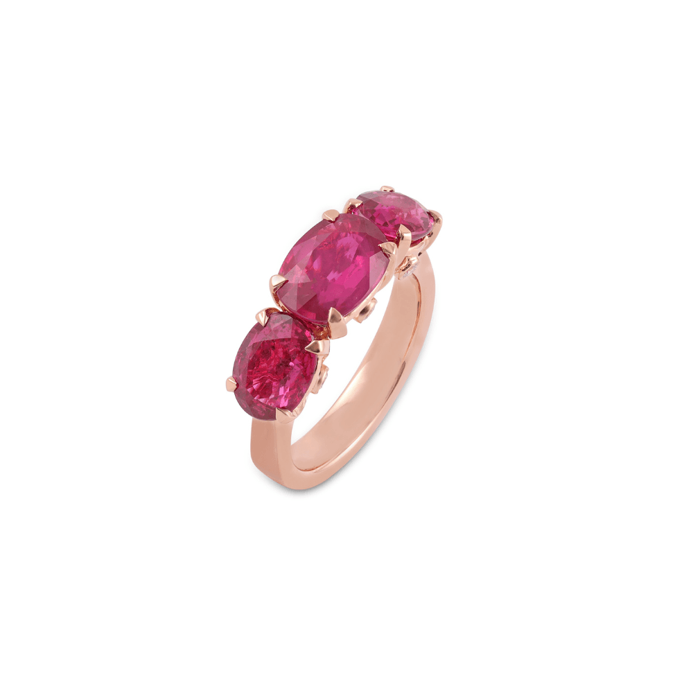 Anillo de oro rosa con tres rubelitas ovaladas engastadas en diagonal sobre garras divididas