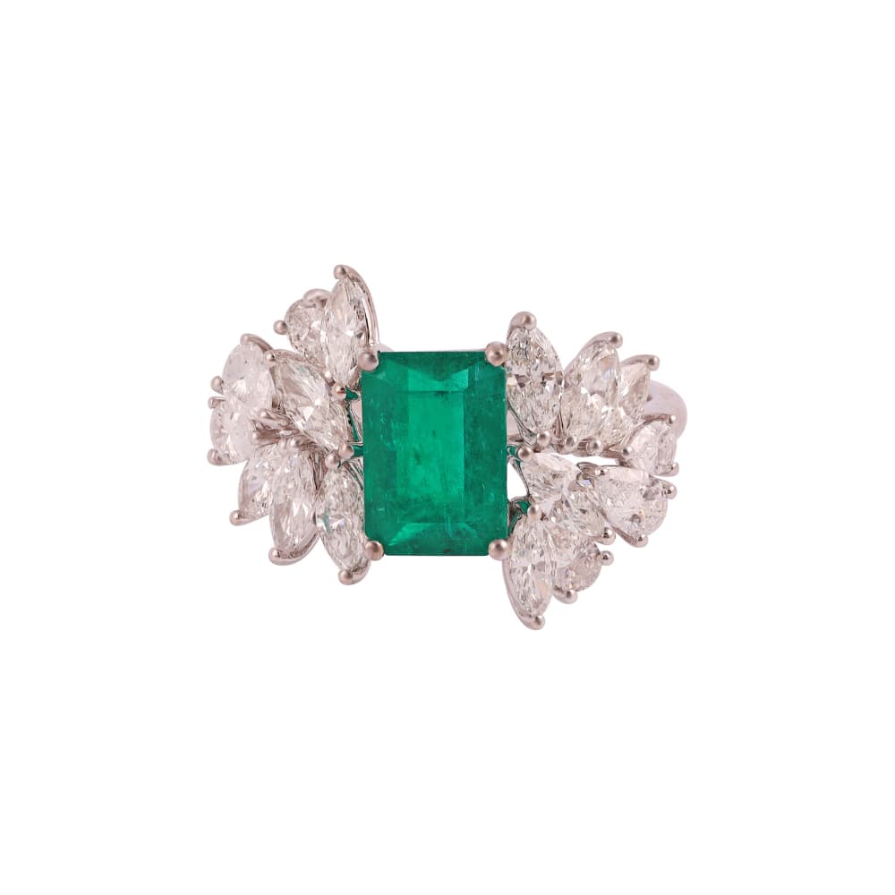Anillo de oro blanco con una esmeralda de talla esmeralda enmarcada por diamantes marquesa y pera