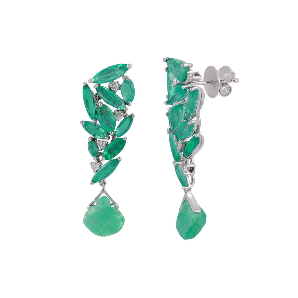 Aretes colgantes de oro blanco con esmeraldas marquesa superpuestas que terminan en una esmeralda briolette