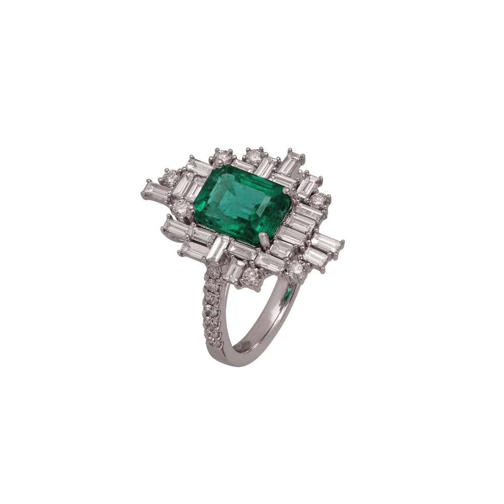 Anillo de oro blanco con una esmeralda de talla esmeralda en un marco escalonado de diamantes baguette y redondos